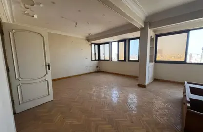 شقة - 3 غرف نوم - 2 حمامات للبيع في شارع سوهاج - ميدان الجامع - مصر الجديدة - القاهرة