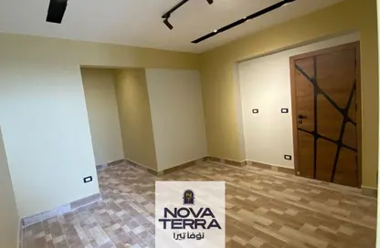 Roof - 3 Bedrooms - 1 Bathroom for sale in 16th District - Sheikh Zayed City - Giza