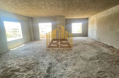 طابق كامل - 4 غرف نوم - 3 حمامات للبيع في شارع الامام ابو حنيفة النعمان - الحي السادس - مدينة العبور - القليوبية