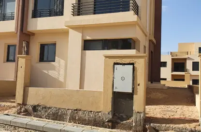 Villa - 5 Bedrooms - 5 Bathrooms for sale in Royal City - Sheikh Zayed Compounds - Sheikh Zayed City - Giza