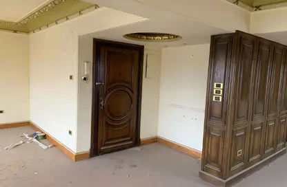 Apartment - 7+ Bedrooms - 5 Bathrooms for sale in Abdullah Ibn Rawaha St. - El Hegaz Square - El Nozha - Cairo