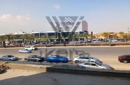 محل تجاري - استوديو - 1 حمام للبيع في ليفيلي مول - شارع التسعين الشمالي - التجمع الخامس - مدينة القاهرة الجديدة - القاهرة