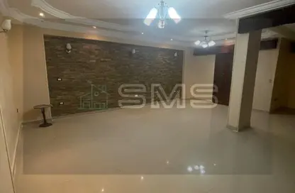 شقة - 2 غرف نوم - 1 حمام للايجار في الحي الثالث عشر - الحي اليوناني - مدينة العاشر من رمضان - الشرقية