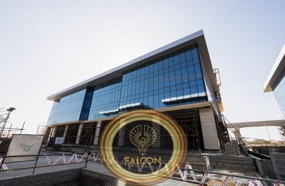 محل تجاري - استوديو - 2 حمامات للبيع في جولدن جيت - شارع التسعين الجنوبي - التجمع الخامس - مدينة القاهرة الجديدة - القاهرة