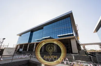 محل تجاري - استوديو - 2 حمامات للبيع في جولدن جيت - شارع التسعين الجنوبي - التجمع الخامس - مدينة القاهرة الجديدة - القاهرة