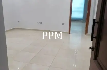 نصف طابق - استوديو - 3 حمامات للايجار في شارع الشويفات - الحي الاول - التجمع الخامس - مدينة القاهرة الجديدة - القاهرة