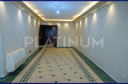 Apartment - 3 Bedrooms - 1 Bathroom for sale in Al Shaheed Youssef El Sebaey St. - Al Maamoura - Hay Than El Montazah - Alexandria