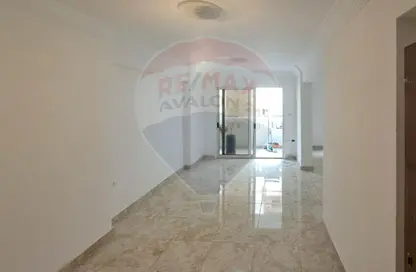 شقة - 3 غرف نوم - 1 حمام للايجار في زيزينيا - حي شرق - الاسكندرية