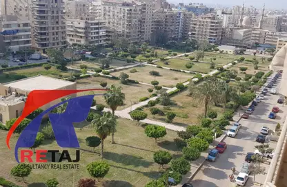 شقة - 4 غرف نوم - 2 حمامات للبيع في شارع الدكتور البطراوي - المنطقة الأولى - مدينة نصر - القاهرة