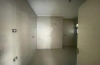 شقة - 2 غرف نوم - 2 حمامات للبيع في فيلدج جيت - المستثمرين الجنوبية - مدينة القاهرة الجديدة - القاهرة