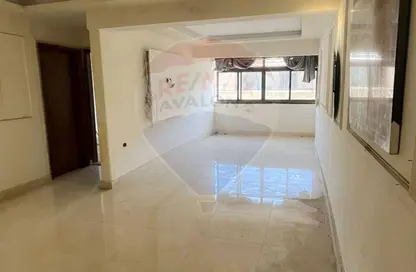 شقة - 3 غرف نوم - 2 حمامات للبيع في شارع السيدة سكينة إبنت الحسين - كفر عبده - رشدي - حي شرق - الاسكندرية