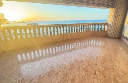 شقة - 3 غرف نوم - 2 حمامات للبيع في كامب شيزار - حي وسط - الاسكندرية