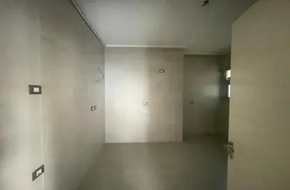 شقة - 2 غرف نوم - 2 حمامات للبيع في فيلدج جيت - المستثمرين الجنوبية - مدينة القاهرة الجديدة - القاهرة