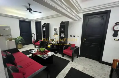 شقة - 3 غرف نوم - 2 حمامات للبيع في شارع إسماعيل الفنجرى - كامب شيزار - حي وسط - الاسكندرية