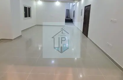 شقة - 3 غرف نوم - 2 حمامات للايجار في طريق خدمه - حى جنوب الاكايمية - مدينة القاهرة الجديدة - القاهرة