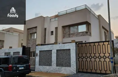 فيلا - 5 غرف نوم - 4 حمامات للبيع في حى القرنفل - التجمع الخامس - مدينة القاهرة الجديدة - القاهرة