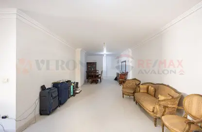 شقة - 3 غرف نوم - 2 حمامات للبيع في لوران - حي شرق - الاسكندرية