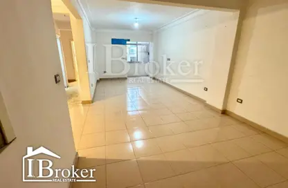Apartment - 3 Bedrooms - 1 Bathroom for sale in Ibrahim Nosseir St. - Laurent - Hay Sharq - Alexandria