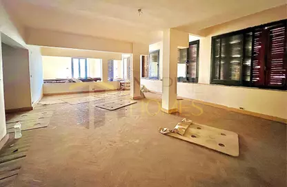 Apartment - 3 Bedrooms - 2 Bathrooms for sale in Al Moaskar Al Romani St. - Roushdy - Hay Sharq - Alexandria