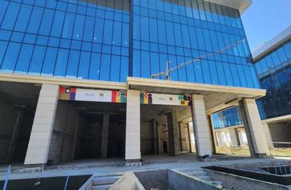 محل تجاري - استوديو - 2 حمامات للبيع في جولدن جيت - شارع التسعين الجنوبي - التجمع الخامس - مدينة القاهرة الجديدة - القاهرة