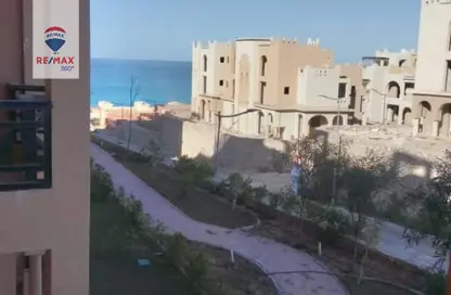 شاليه - 2 غرف نوم - 2 حمامات للبيع في إمارتس هايتس - قسم الضبعة - الساحل الشمالي