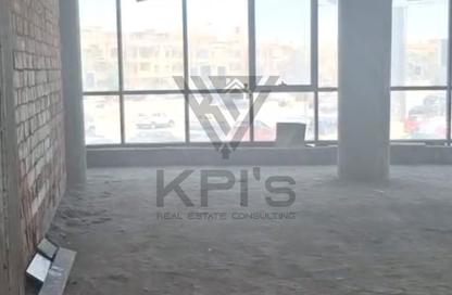 محل تجاري - استوديو - 1 حمام للبيع في شارع التسعين الشمالي - التجمع الخامس - مدينة القاهرة الجديدة - القاهرة