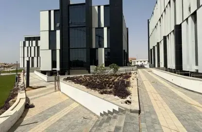 Office Space - Studio - 2 Bathrooms for rent in Hyde Park Business District Mall - South Teseen St. - The 5th Settlement - New Cairo City - Cairo