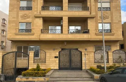 Apartment - 3 Bedrooms - 2 Bathrooms for sale in Ganoob El Acadimia - New Cairo City - Cairo Apartment - 3 Bedrooms - 2 Bathrooms for sale in Ganoob El Acadimia - New Cairo City - Cairo