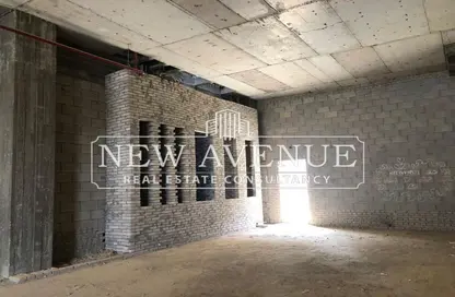 محل - استوديو - 2 حمامات للبيع في فيلدج جيت - المستثمرين الجنوبية - مدينة القاهرة الجديدة - القاهرة