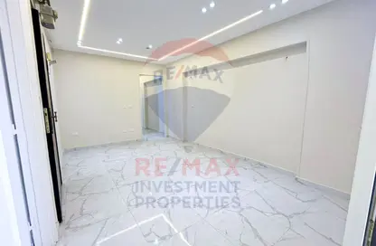 Apartment - 3 Bedrooms - 1 Bathroom for sale in Khalil Hamada St. - Sidi Beshr - Hay Awal El Montazah - Alexandria