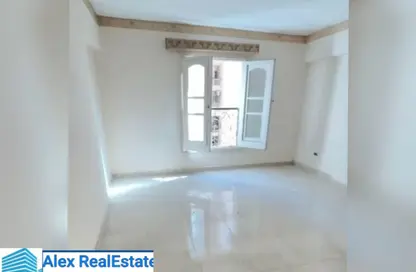 شقة - 3 غرف نوم - 2 حمامات للايجار في شارع مدرسة الريادة - سموحة - حي شرق - الاسكندرية