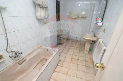 شقة - 4 غرف نوم - 2 حمامات للبيع في كامب شيزار - حي وسط - الاسكندرية