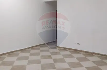 Apartment - 3 Bedrooms - 1 Bathroom for sale in Ahmed Basha Turk St. - Fleming - Hay Sharq - Alexandria