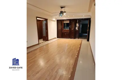 شقة - 3 غرف نوم - 2 حمامات للايجار في حدائق المهندسين - الحي الرابع - الشيخ زايد - الجيزة