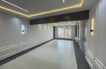 شقة - 3 غرف نوم - 3 حمامات للبيع في ميدان مصطفي محمود - المهندسين - الجيزة