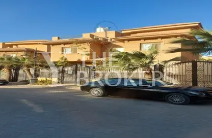 فيلا - 6 غرف نوم - 4 حمامات للبيع في جاليريا  مون فالى - المستثمرين الجنوبية - مدينة القاهرة الجديدة - القاهرة