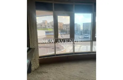 وحدة طبية - استوديو - 8 حمامات للبيع في ان  90  بيزنس كومبلكس - شارع التسعين الشمالي - التجمع الخامس - مدينة القاهرة الجديدة - القاهرة