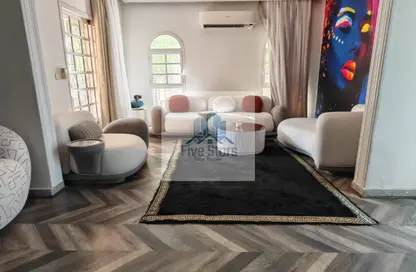 فيلا - 4 غرف نوم - 3 حمامات للايجار في طريق بيفرلي هيلز - الحي السابع عشر - الشيخ زايد - الجيزة