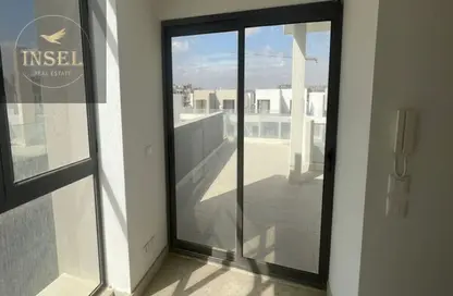 منزل مزدوج - 3 غرف نوم - 4 حمامات للايجار في ساحة الفيلا - فيفث سكوير - التجمع الخامس - مدينة القاهرة الجديدة - القاهرة