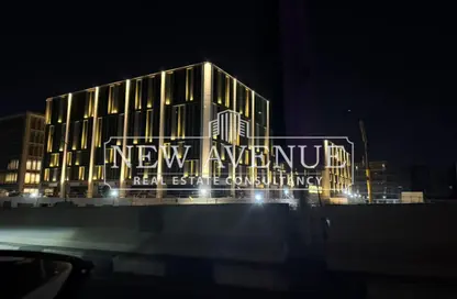 معرض - استوديو - 2 حمامات للبيع في شارع ال ٩٠ الجنوبي - شارع التسعين الجنوبي - التجمع الخامس - مدينة القاهرة الجديدة - القاهرة