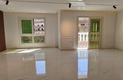شقة - 3 غرف نوم - 3 حمامات للبيع في شارع ميدان الحكمه - المهندسين - الجيزة