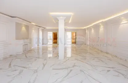 شقة - 4 غرف نوم - 2 حمامات للبيع في كامب شيزار - حي وسط - الاسكندرية