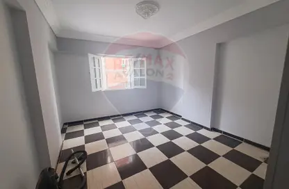 Apartment - 3 Bedrooms - 2 Bathrooms for rent in Elsayed Radwan St. - Miami - Hay Awal El Montazah - Alexandria