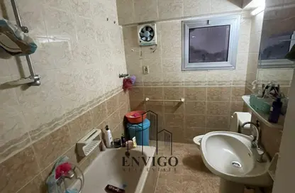 Apartment - 3 Bedrooms - 2 Bathrooms for sale in Hesham Labib St. - 8th Zone - Nasr City - Cairo