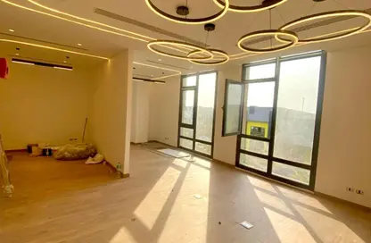 مكتب عمل جماعي - استوديو - 2 حمامات للايجار في ديستريكت 5 - كمبوندات التجمع الخامس - التجمع الخامس - مدينة القاهرة الجديدة - القاهرة