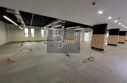 طابق كامل - استوديو - 5 حمامات للايجار في شارع التسعين الشمالي - التجمع الخامس - مدينة القاهرة الجديدة - القاهرة