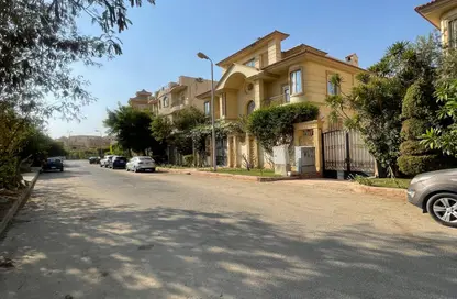 Apartment - 3 Bedrooms - 3 Bathrooms for sale in Area B - Ganoob El Acadimia - New Cairo City - Cairo