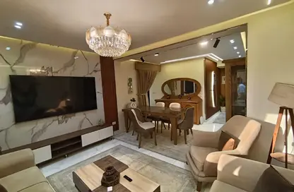 شقة - 3 غرف نوم - 3 حمامات للبيع في شارع ايران - الدقي - الجيزة