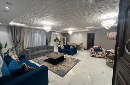 شقة - 3 غرف نوم - 2 حمامات للايجار في شارع رشدان - الدقي - الجيزة