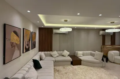 Apartment - 3 Bedrooms - 2 Bathrooms for sale in Stone Residence - 5th Settlement Compounds - The 5th Settlement - New Cairo City - Cairo